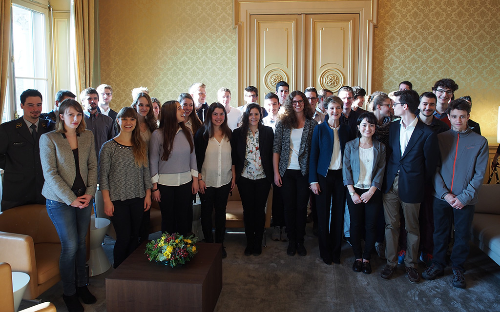 Bundespräsidentin Simonetta Sommaruga empfängt 35 junge Forscherinnen und Forscher im Bundeshaus West, die im Wettbewerb der Stiftung 'Schweizer Jugend forscht' mit einem Sonderpreis ausgezeichnet worden sind. (Foto: EJPD)