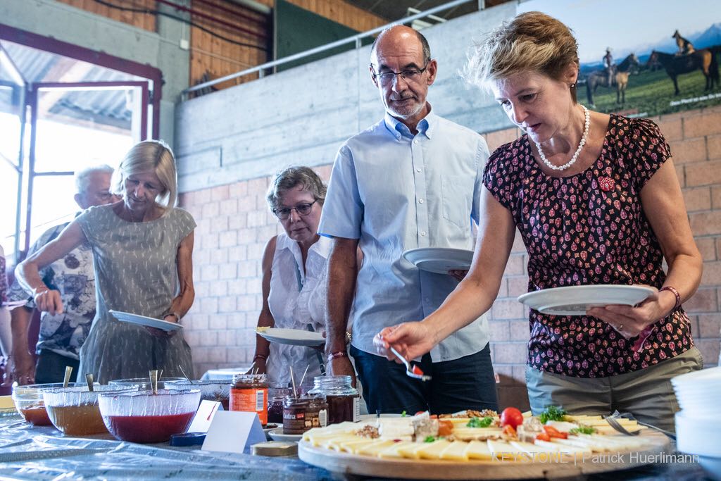 Bundesrätin Simonetta Sommaruga bedient sich am Buffet.