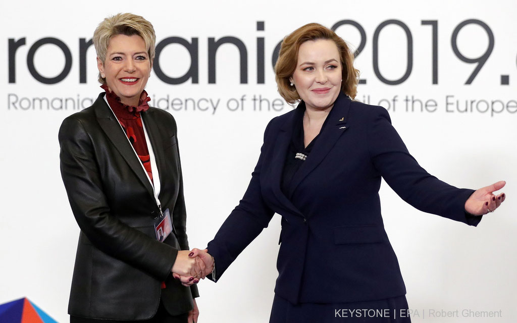 Bundesrätin Karin Keller-Sutter wird von der rumänischen Innenministerin Carmen Dan begrüsst