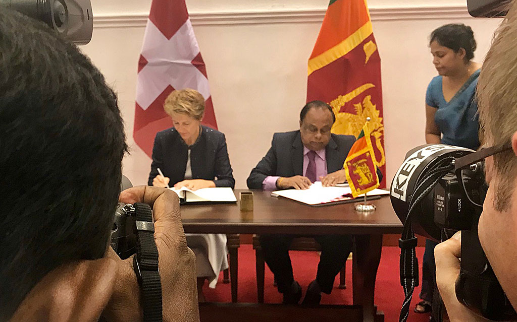 Federal Councillor Simonetta Sommaruga and Seneviratne Bandara Nawinne, Minister of Interior of Sri Lanka, right, sign a memorandum of understanding concerning a migration partnership