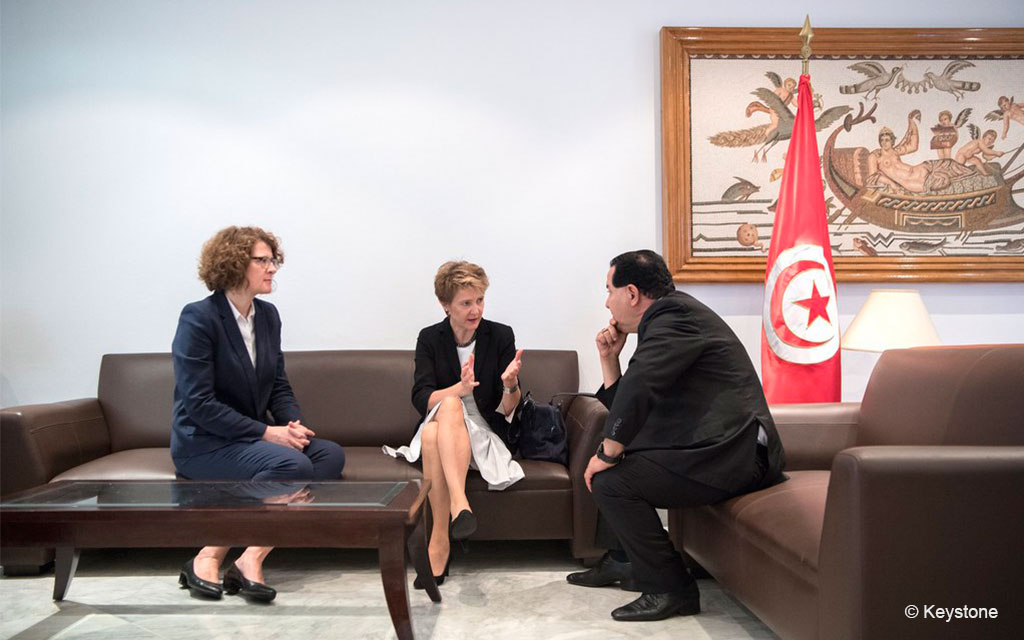 La conseillère fédérale Simonetta Sommaruga (au centre) et l’ambassadrice de la Suisse à  Tunis Rita Adam (à gauche) en discussion avec le directeur général de la coopération internationale Ridha Ben Rabeh