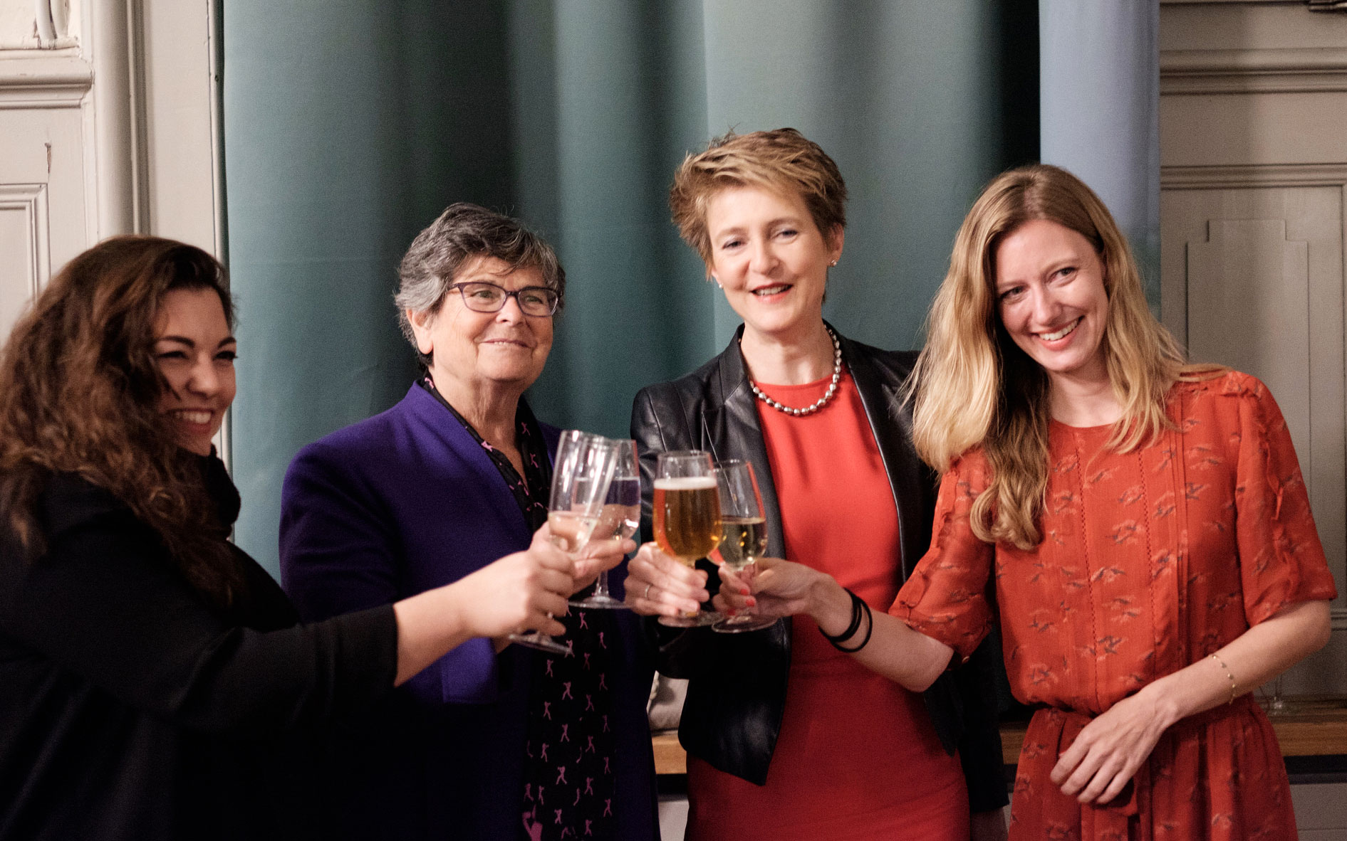 Tamara Funiciello (présidente JS suisse), Ruth Dreifuss (ancienne conseillère fédérale), Simonetta Sommaruga (conseillère fédérale) et Natascha Wey (co-présidente Femmes socialistes) trinquent