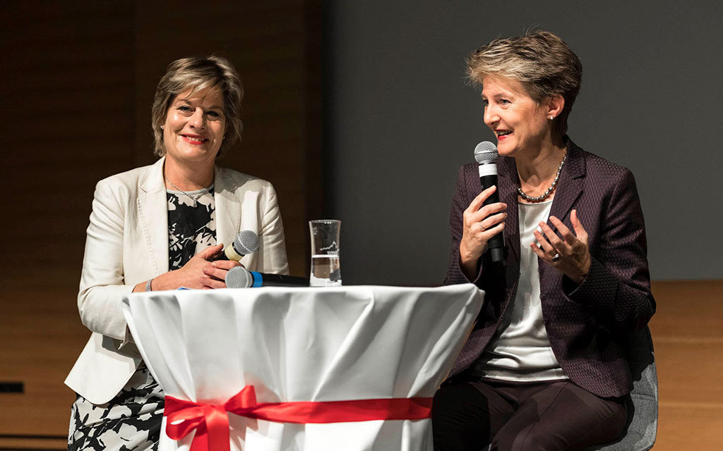 La conseillère fédérale Simonetta Sommaruga et Esther Girsberger sont assises à une table et discutent.