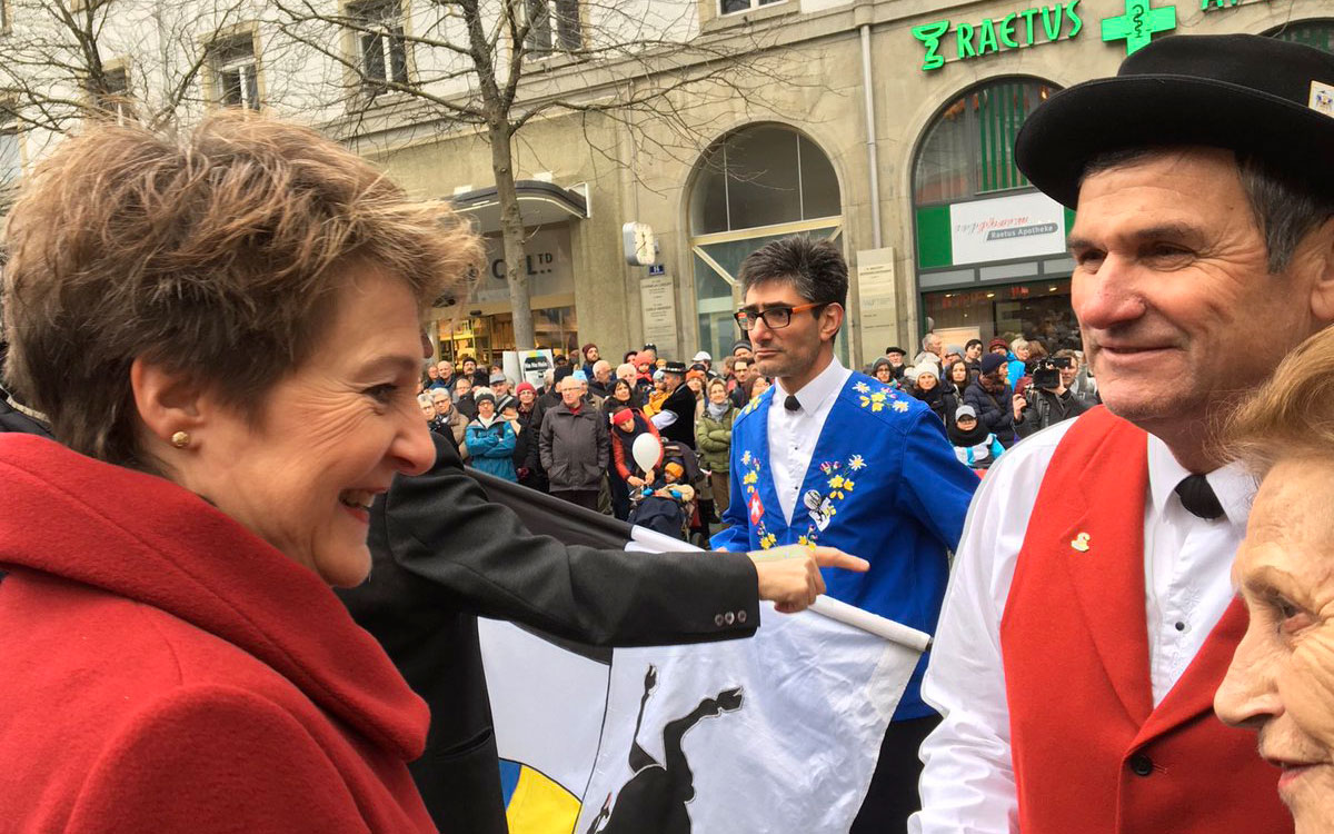 La conseillère fédérale Simonetta Sommaruga en discussion avec des participants à la manifestation