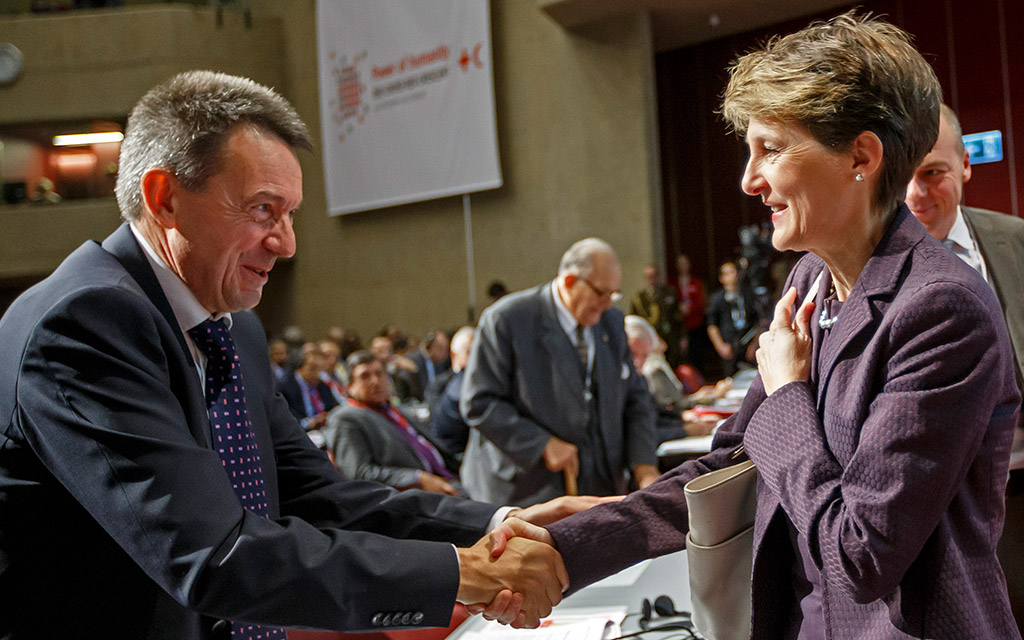 Bundespräsidentin Simonetta Sommaruga wird von Peter Maurer, dem Präsidenten des IKRK begrüsst