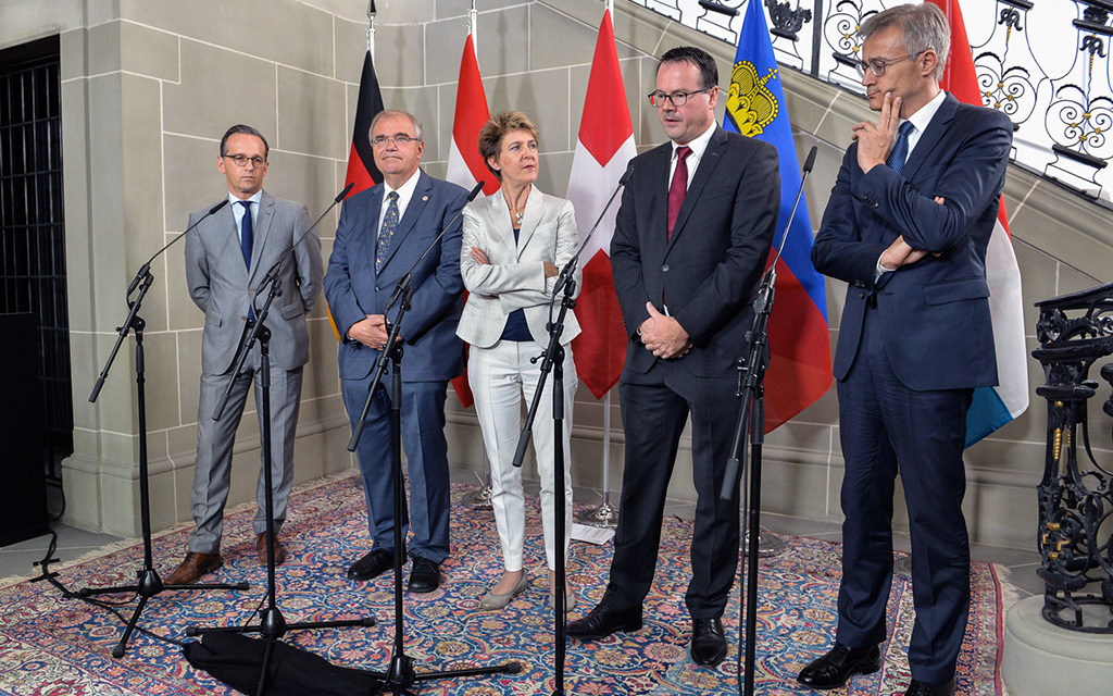 Bundesrätin Simonetta Sommaruga und ihre Amtskollegen und Vertreter aus Deutschland, Österreich, Luxemburg und Liechtenstein an der Pressekonferenz