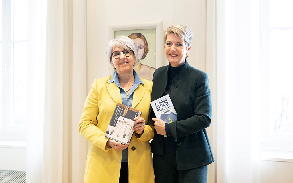 Bundesrätin Karin Keller-Sutter begrüsst Bundesrätin Elisabeth Baume-Schneider und übergibt ihr das Departement.