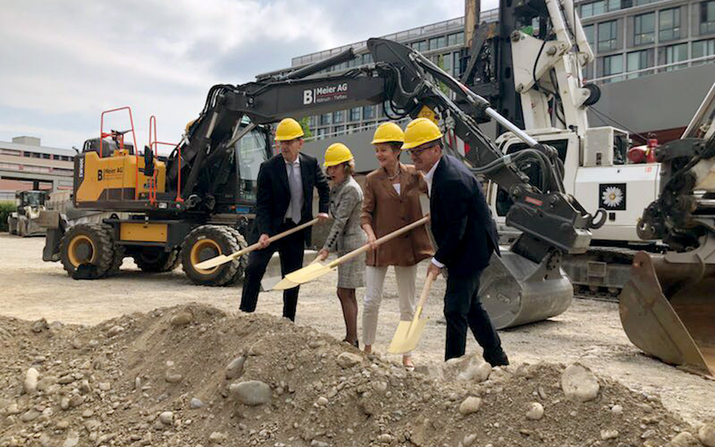 Bundesrätin Sommaruga, Regierungsrat Mario Fehr, Stadtpräsidentin Corine Mauch und Stadtrat Raphael Golta am Spatenstich