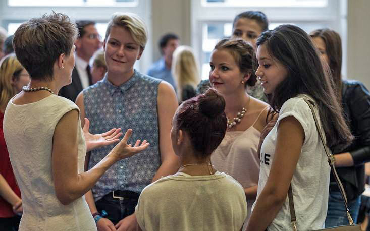 Bundespräsidentin Simonetta Sommaruga im Gespräch mit Berufsschülern (Foto: Easyvote)