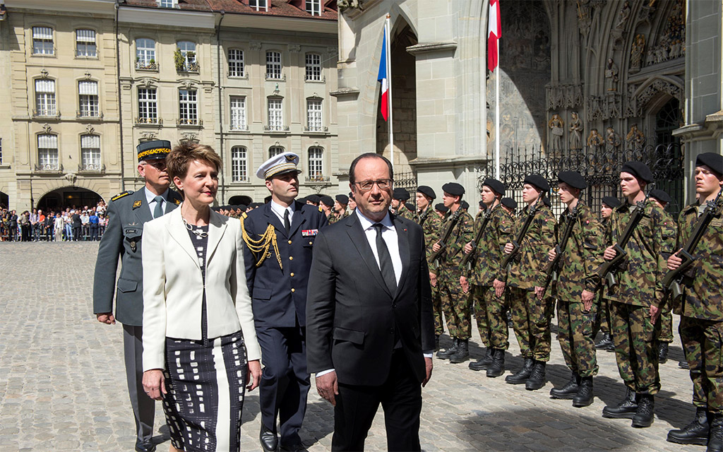 Bundespräsidentin Simonetta Sommaruga und Präsident François Hollande schreiten auf dem Münsterplatz die Ehrenkompanie ab (Foto: Hug)