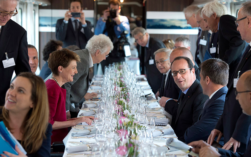 Gemeinsames Mittagessen während der Zugfahrt nach Lausanne (Foto: Keystone)