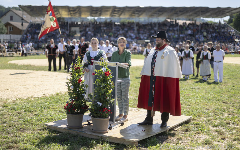 La conseillère fédérale Karin Keller-Sutter prononce un discours lors de la cérémonie de la Fête de lutte du nord-est de la Suisse