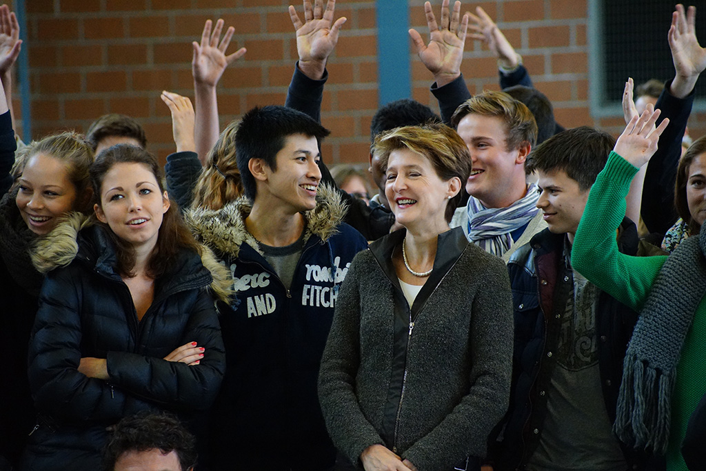 La conseillère fédérale Simonetta Sommaruga avec des étudiants du gymnase d’Immensee (Photo: Sandro Portmann)