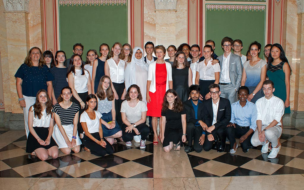 Les deux classes posent pour une photo de groupe. Au milieu, la conseillère fédérale Simonetta Sommaruga.