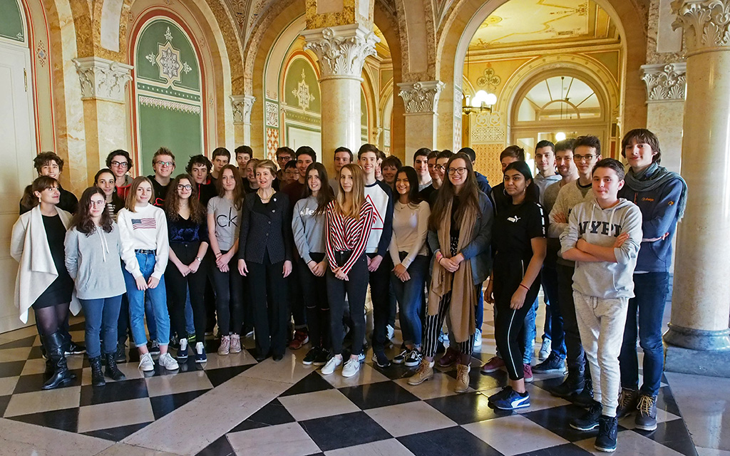 Les deux classes d’école posent pour une photo de groupe avec la conseillère fédérale, au Palais fédéral  ouest.