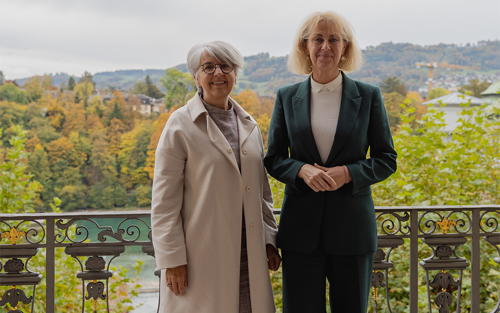 La consigliera federale Elisabeth Baume-Schneider e la ministra del Liechtenstein Graziella Marok-Wachter sul balcone della Casa Von Wattenwyl