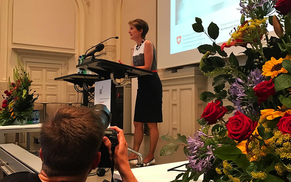 La consigliera federale Simonetta Sommaruga tiene il discorso inaugurale del convegno "Un PACS per la Svizzera?"