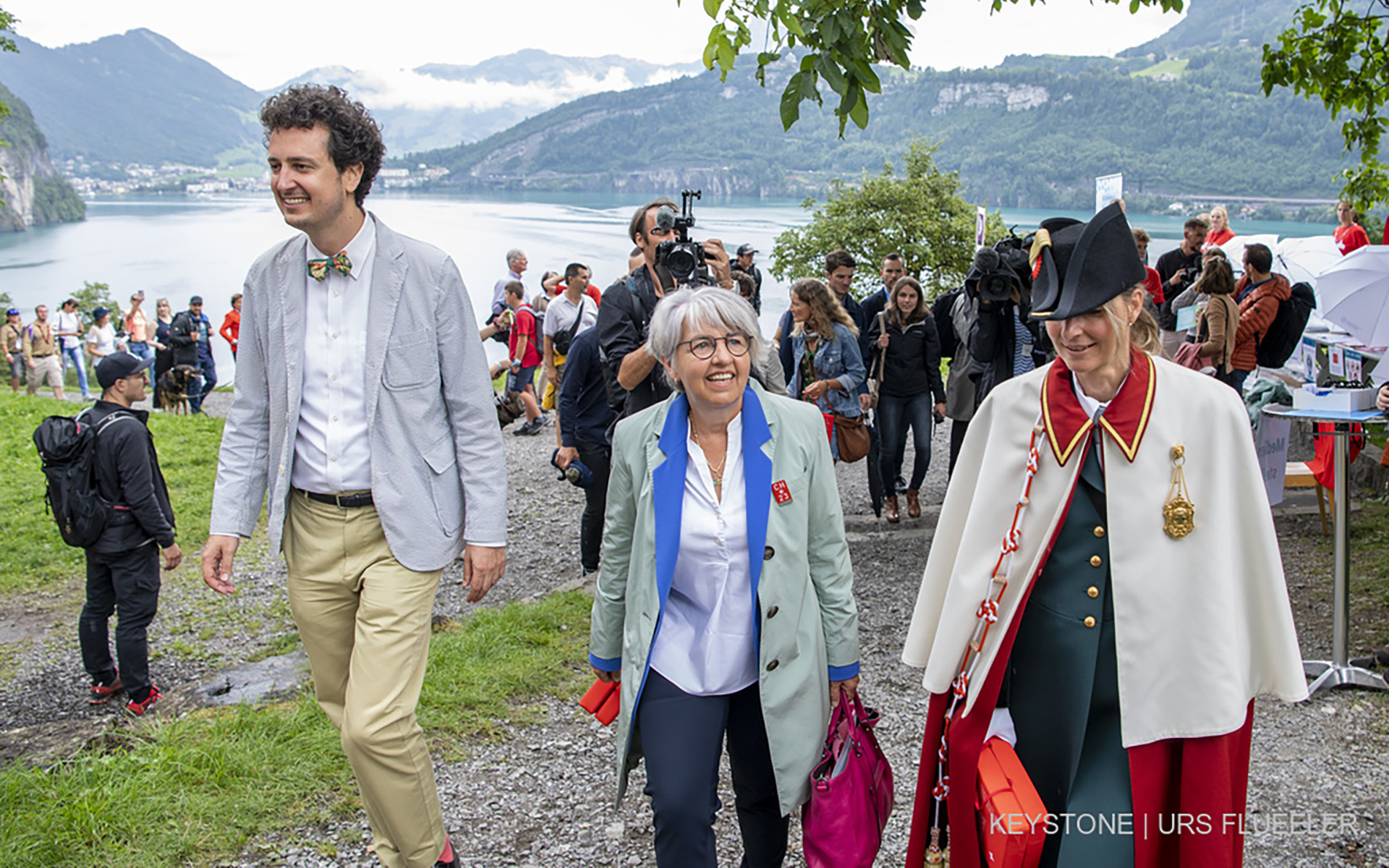 Bundesraetin Elisabeth Baume-Schneider, mitte, SGG Praesident Nicola Forster, links, und Weibelin Lilian Halter, rechts, anlaesslich der Bundesfeier auf dem Ruetli