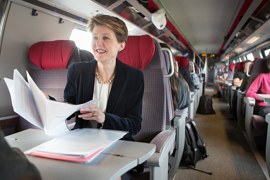 Chi viaggia in treno viaggia sereno: il ministro di giustizia Simonetta Sommaruga durante il viaggio da Berna a San Gallo (Foto: DFGP, Marcus Gyger)