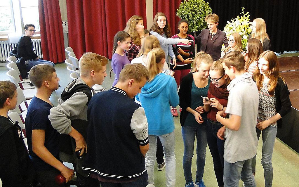 La presidente della Confederazione Simonetta Sommaruga discute con gli alunni (foto: Schulzentrum Kreuzfeld 4)