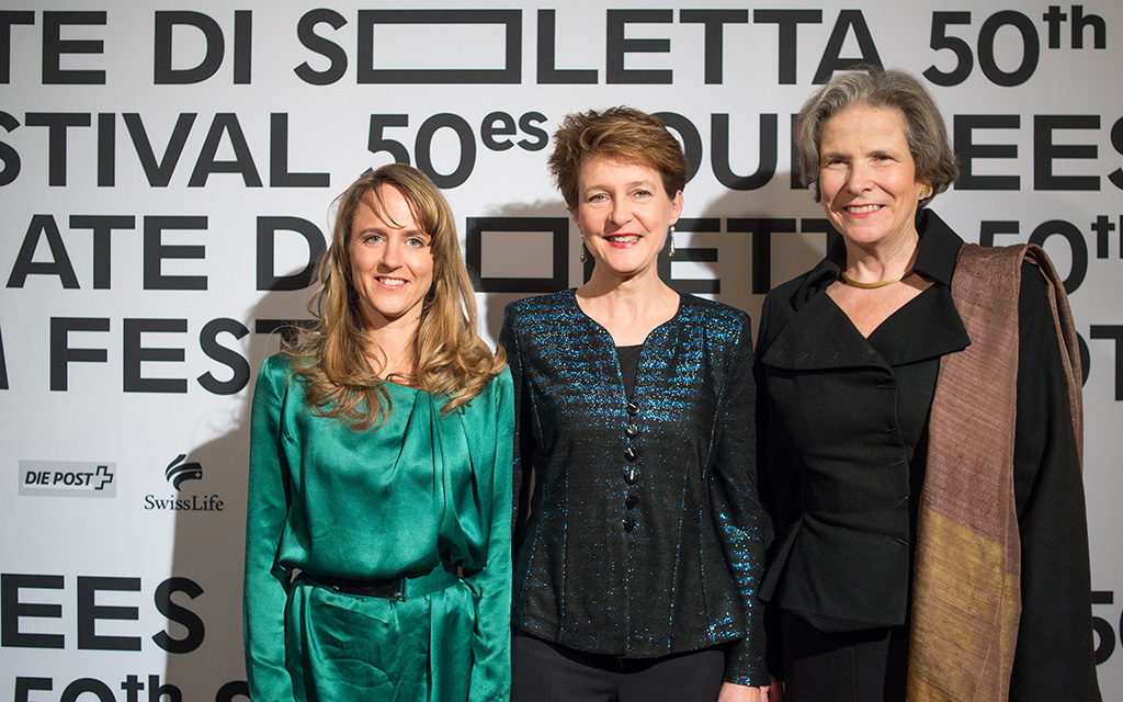 La presidente della Confederazione Simonetta Sommaruga con Seraina Rohrer (direttrice delle Giornate di Soletta) e Christine Beerli (presidente delle Giornate di Soletta) (Foto: Solothurner Filmtage, eddymotion.ch)