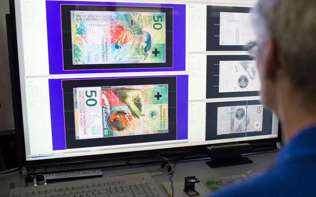 Die Details der 50-Franken-Note auf einem Bildschirm