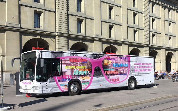 Der Informations-Bus zum Thema Menschenhandel in Bern vor dem Kornhaus