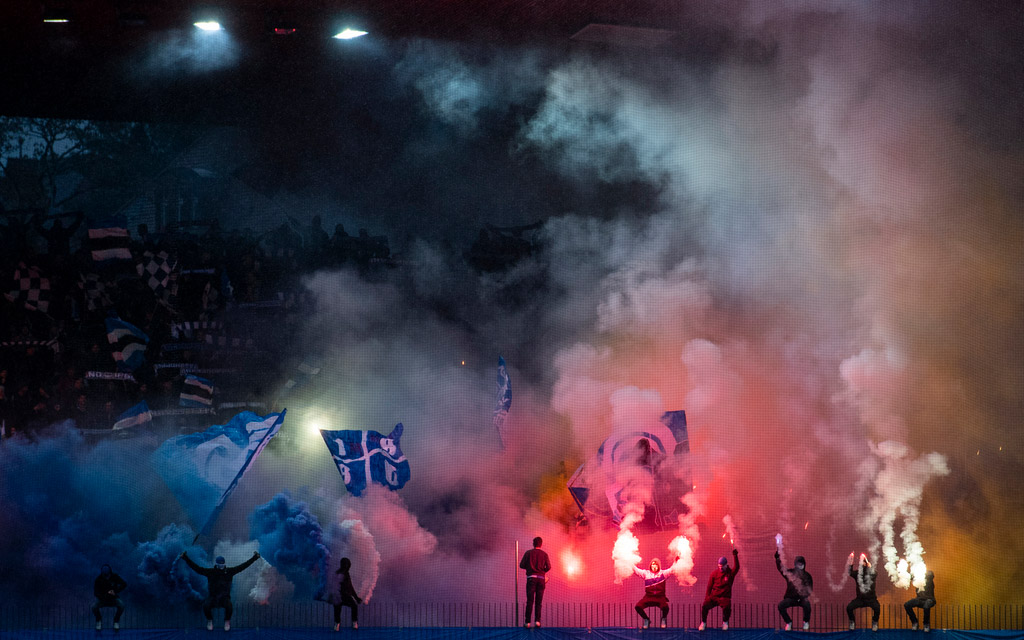 Fans brennen während einem Fussballspiel pyrotechnische Gegenstände ab.