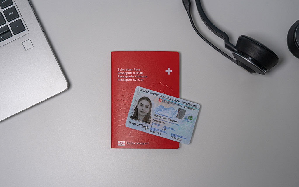 Un homme tenant le passeport suisse