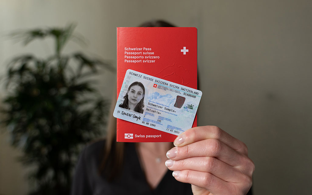 Le passeport suisse dans une poche de chemise