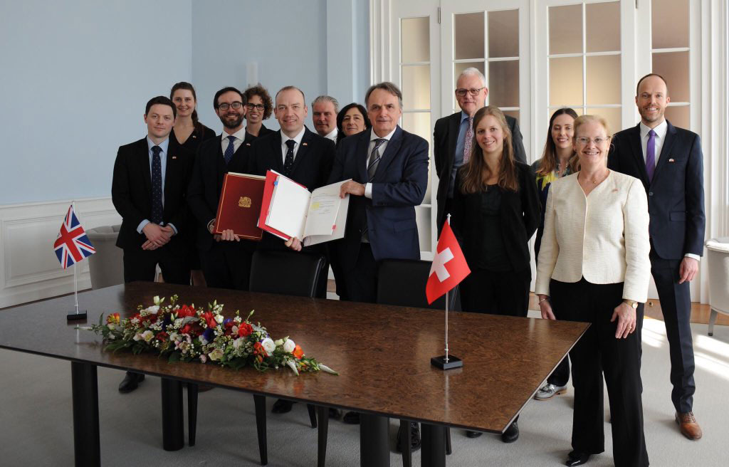 State Secretary Mario Gattiker and British Parliamentary Under-Secretary Christopher Heaton-Harris sign agreement on citizens' rights in Bern