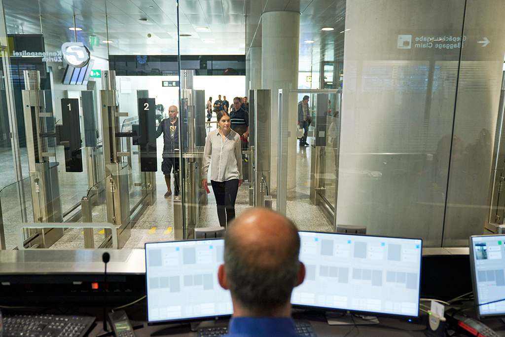 Une jeune femme est contrôlée à la frontière à l’aéroport de Zurich.